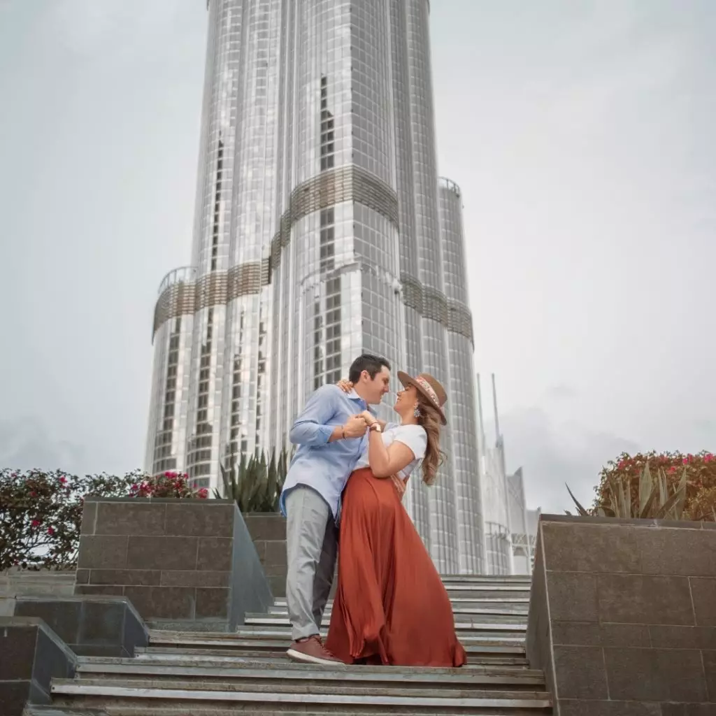 couple photoshoot at burj khalifa in Dubai